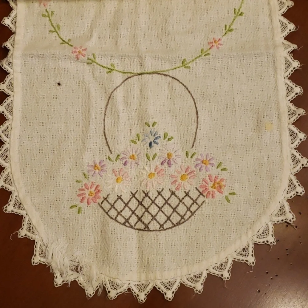 VINTAGE Hand Embroidered Table Runner Dresser Runner Oval 35